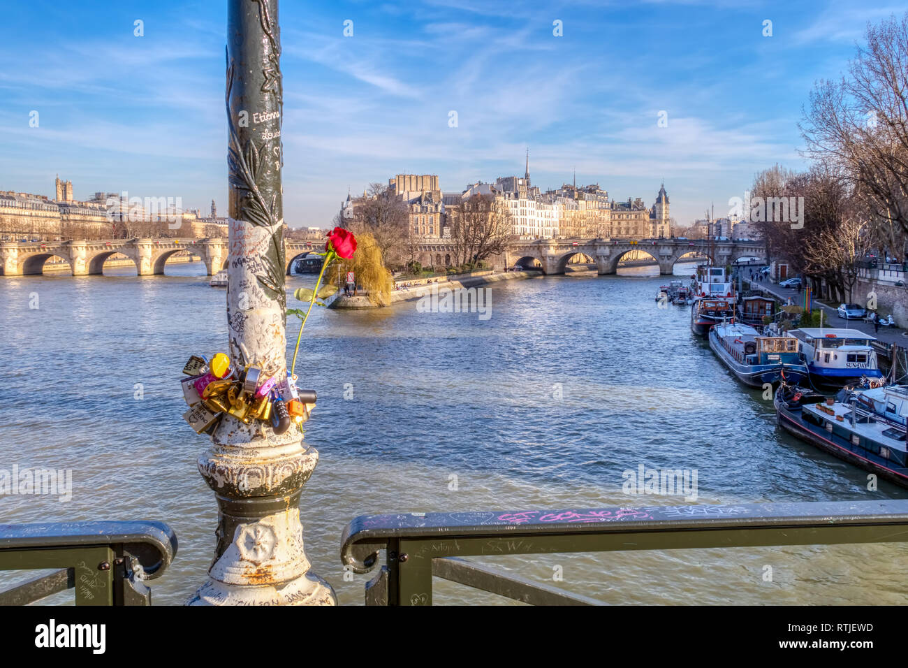 Cadenas d'amour sur le Pont des Arts le jour de la Saint-Valentin - Paris Banque D'Images