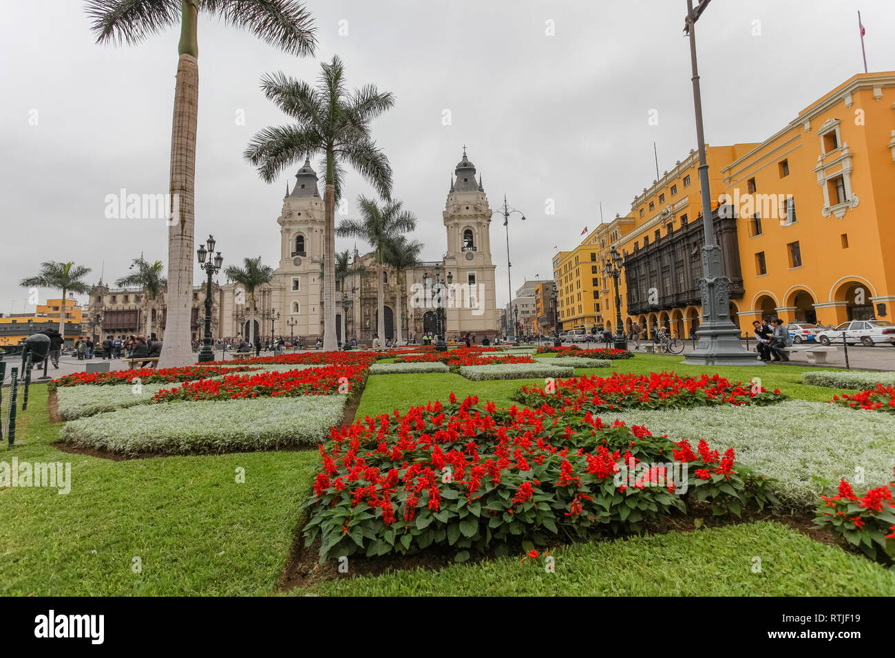 Lima Pérou, juin 2018 : les jardins de couleurs vives de la Plaza de Armas de la ville de Lima, contraste avec un jour gris typique de la ville. Banque D'Images