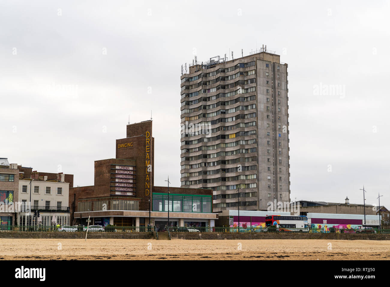 Front de mer de Margate. Dreamland emblématique bâtiment art déco à côté de Arlington House, exemple de style architectural brutalisme des années 1960. Ciel gris, couvert sombre Banque D'Images