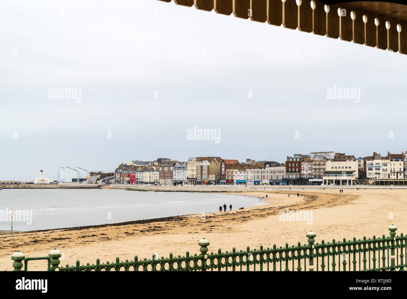 Paysage du front de mer de Margate avec la main sands, Turner Centre art gallery et le front de bâtiments. Ciel gris. Certaines personnes sur plage à pied. Banque D'Images