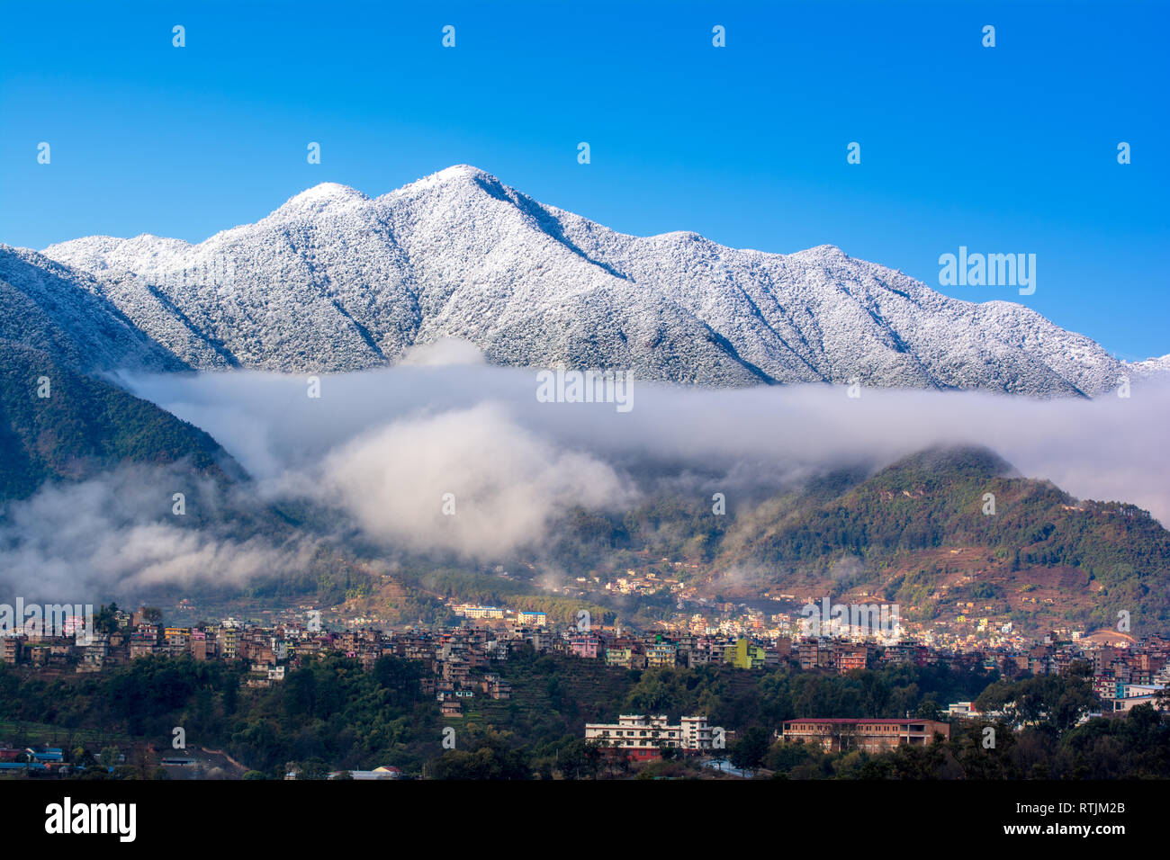 La neige a couvert la colline chandragiri et kritipur ville vue majestueuse, 28 Feb, 2019 Népal Katmandou Banque D'Images