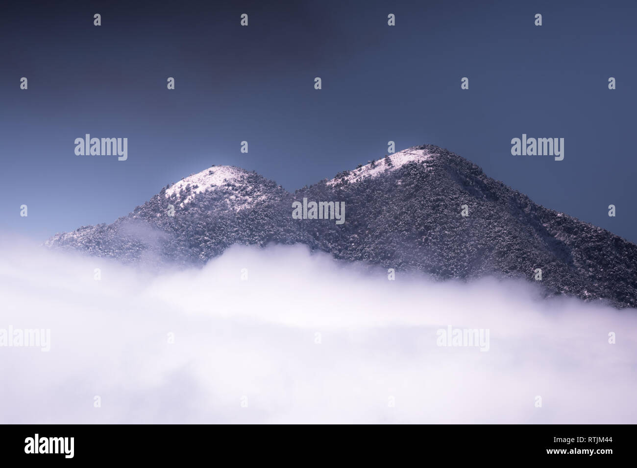 Vue majestueuse de la colline couverte de neige à partir de Katmandou Banque D'Images
