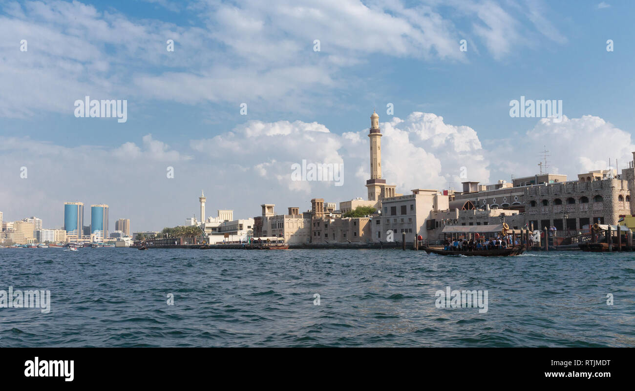 Dubaï, Émirats arabes unis-Novembre 15, 2013 : navire au Port Saeed . Le plus ancien port de commerce de Dubai Banque D'Images