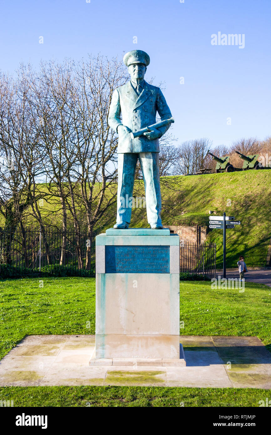 Statue du Vice-amiral Ramsay sur la falaise de Douvres Castle.Debout avec une main dans la poche et l'autre tenant un télescope. L'hiver. Blue sk Banque D'Images