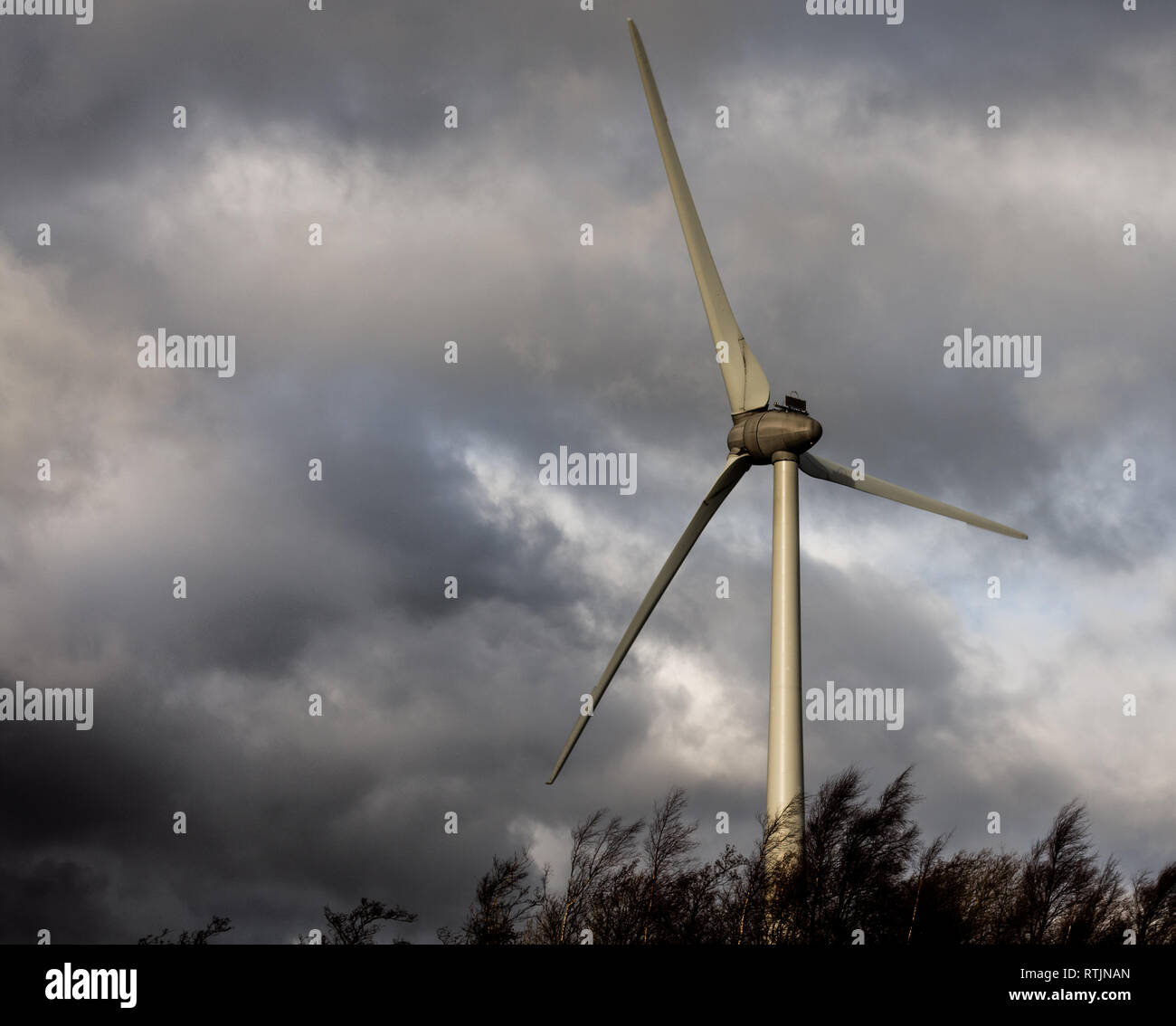 Une éolienne à Middleton haut dans le Derbyshire Peak District face à la menace des nuages sombres Banque D'Images