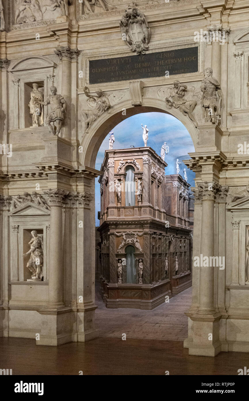 VICENZA, ITALIE - 29 décembre 2018 : vue de l'intérieur du théâtre olympique (Teatro Olimpico), le plus ancien encore en existence la scène. Banque D'Images