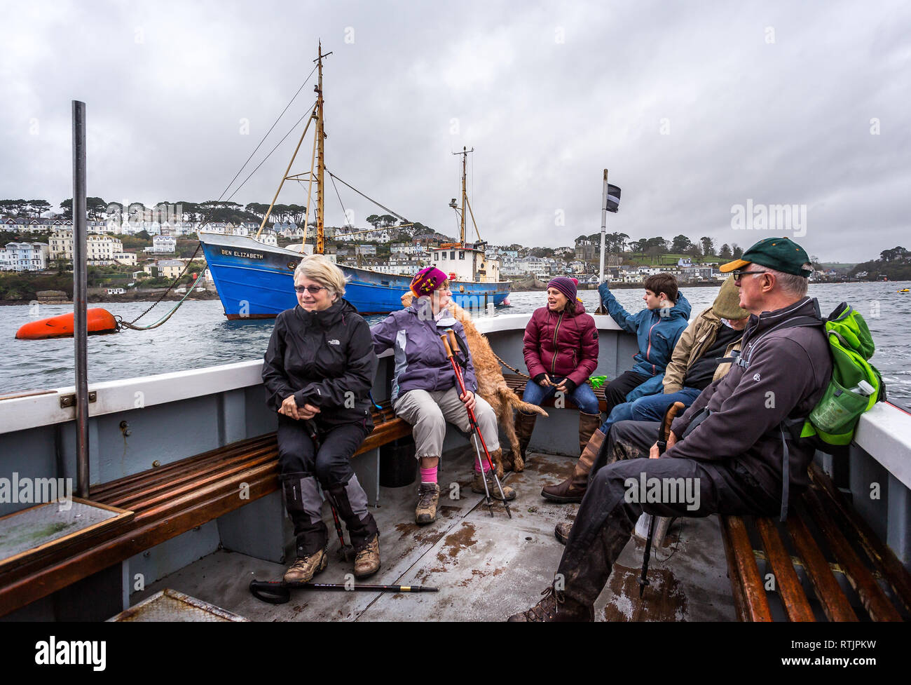 Les passagers à bord des petits navires à passagers ferry port de Fowey à Fowey, Cornwall, UK le 15 novembre 2015 Banque D'Images