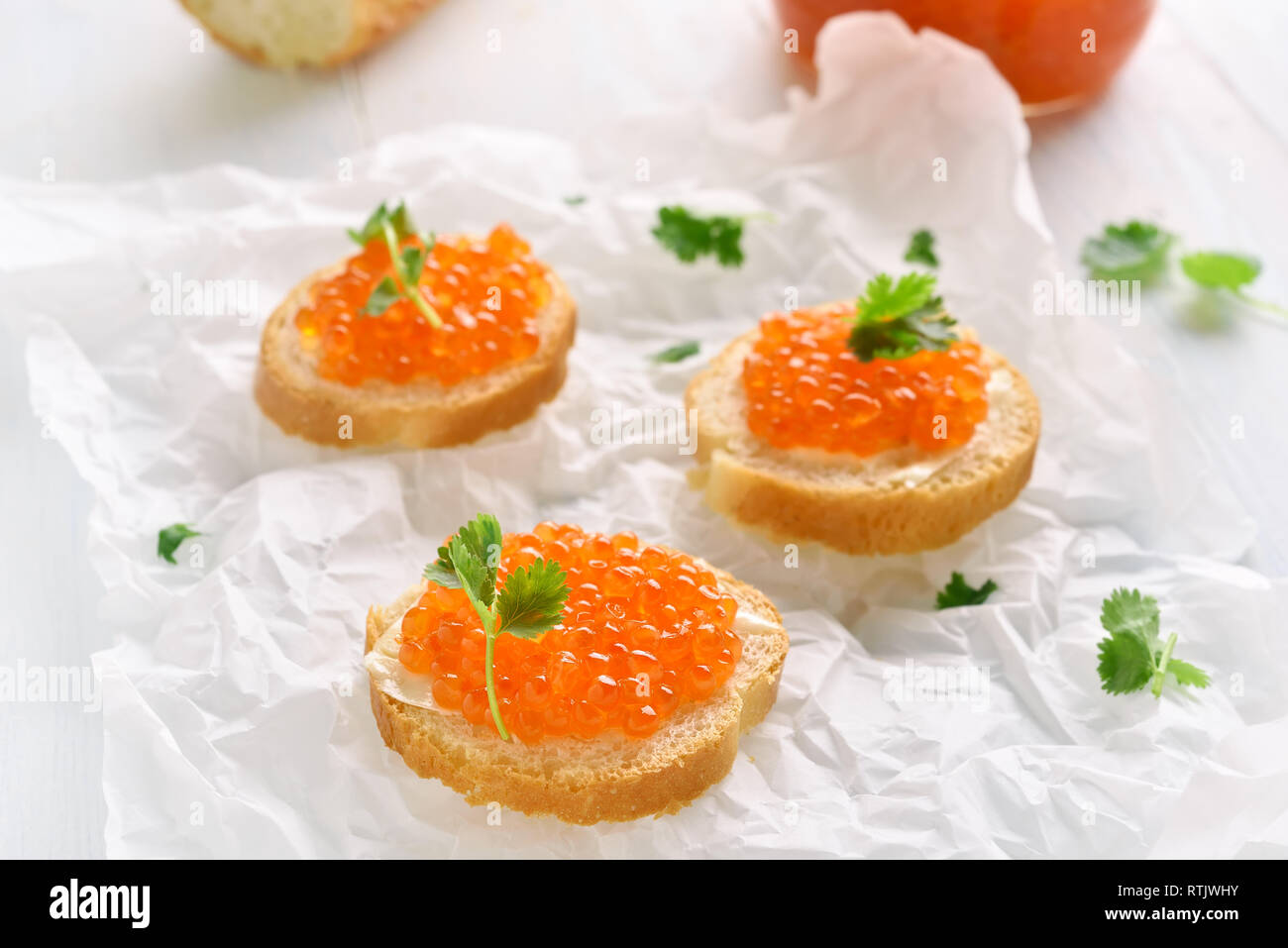 Les sandwiches ouverts avec du caviar rouge. De savoureux en-cas délicieux Banque D'Images