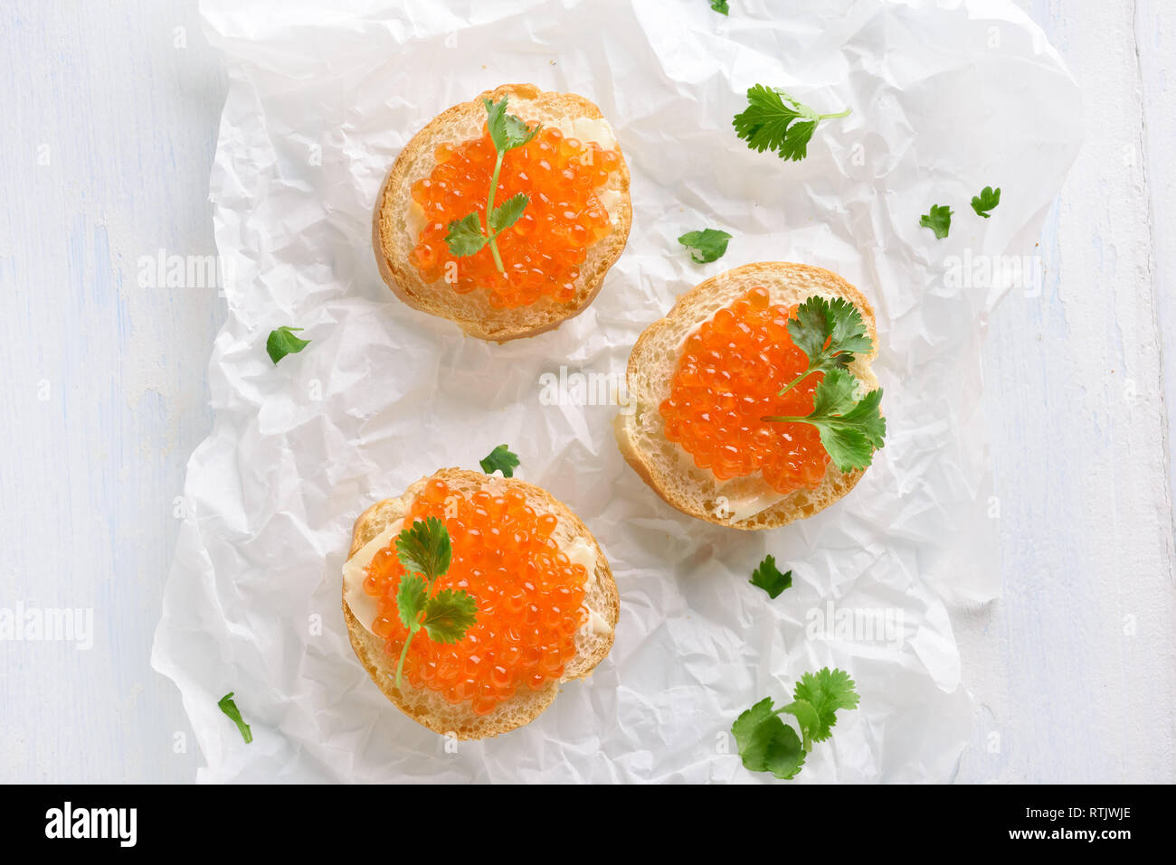 Ouvrez les petits sandwiches avec du caviar rouge. De savoureux en-cas délicieux. Haut de la vue, télévision lay Banque D'Images