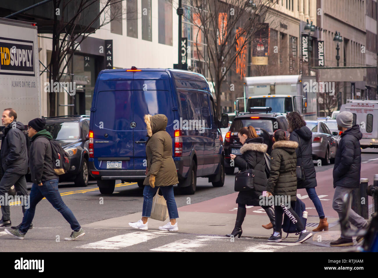 La circulation dans le Herald Square de New York le mardi, 26 février 2019. Le maire de New York, Bill De Blasio a annoncé qu'il appuiera gouverneur de New York Andrew Cuomo prix de l'encombrement du plan visant à recueillir des fonds pour financer de façon permanente la Metropolitan Transportation Authority. (Â© Richard B. Levine) Banque D'Images