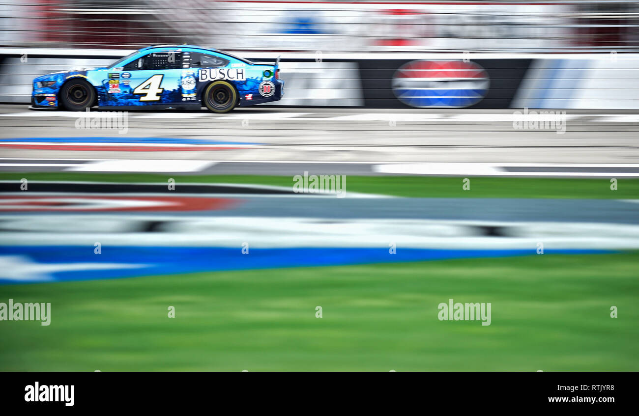 Hampton, GA, USA. Feb 23, 2018. Kevin Harvick entraîne la bière Busch Ford à l'avant dès aujourd'hui au cours de la pratique de la série Monster Energy Cup le samedi à Atlanta Motor Speedway à Hampton, GA. McAfee Austin/CSM/Alamy Live News Banque D'Images