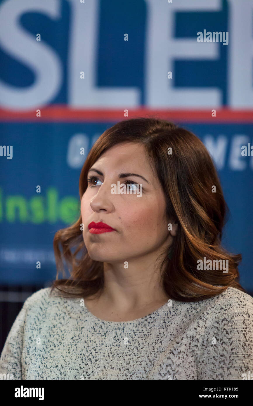 Seattle, Washington DC, USA. 28 février 2019. Councilmember Ville Seattle Teresa Mosqueda Gouverneur Jay Inslee introduit à l'annonce officielle de sa candidature présidentielle de 2020 à une entreprise d'énergie solaire locale. Washington's populaire gouverneur est connu comme le "gouverneur Inslee plus écologique, donnera le coup d'envoi de sa candidature présidentielle axée sur le changement climatique avec une "mission climat Tour" à partir de cette semaine en Iowa et au Nevada. Crédit : Paul Christian Gordon/Alamy Live News Banque D'Images