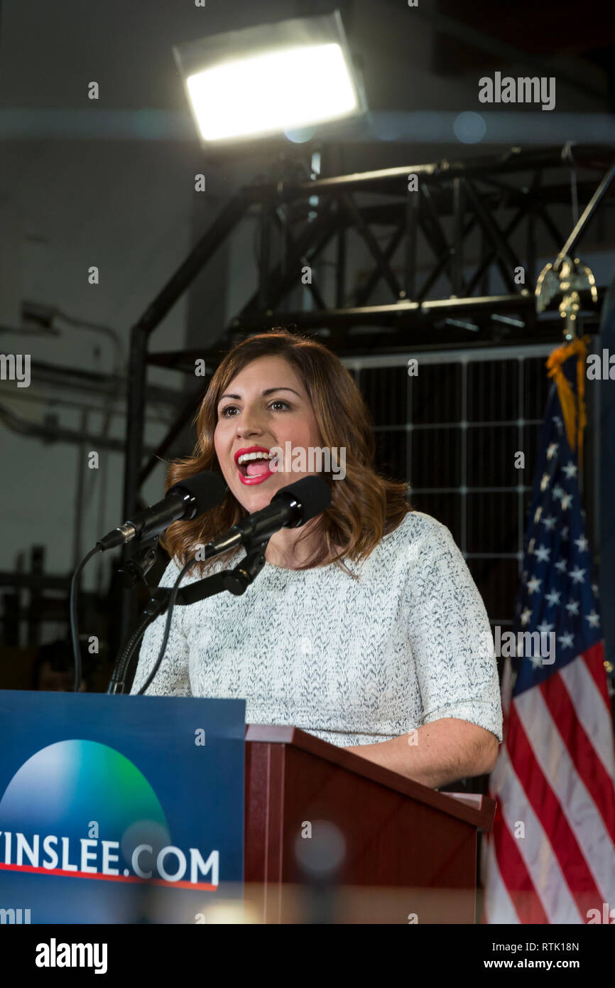 Seattle, Washington DC, USA. 28 février 2019. Councilmember Ville Seattle Teresa Mosqueda Gouverneur Jay Inslee introduit à l'annonce officielle de sa candidature présidentielle de 2020 à une entreprise d'énergie solaire locale. Washington's populaire gouverneur est connu comme le "gouverneur Inslee plus écologique, donnera le coup d'envoi de sa candidature présidentielle axée sur le changement climatique avec une "mission climat Tour" à partir de cette semaine en Iowa et au Nevada. Crédit : Paul Christian Gordon/Alamy Live News Banque D'Images