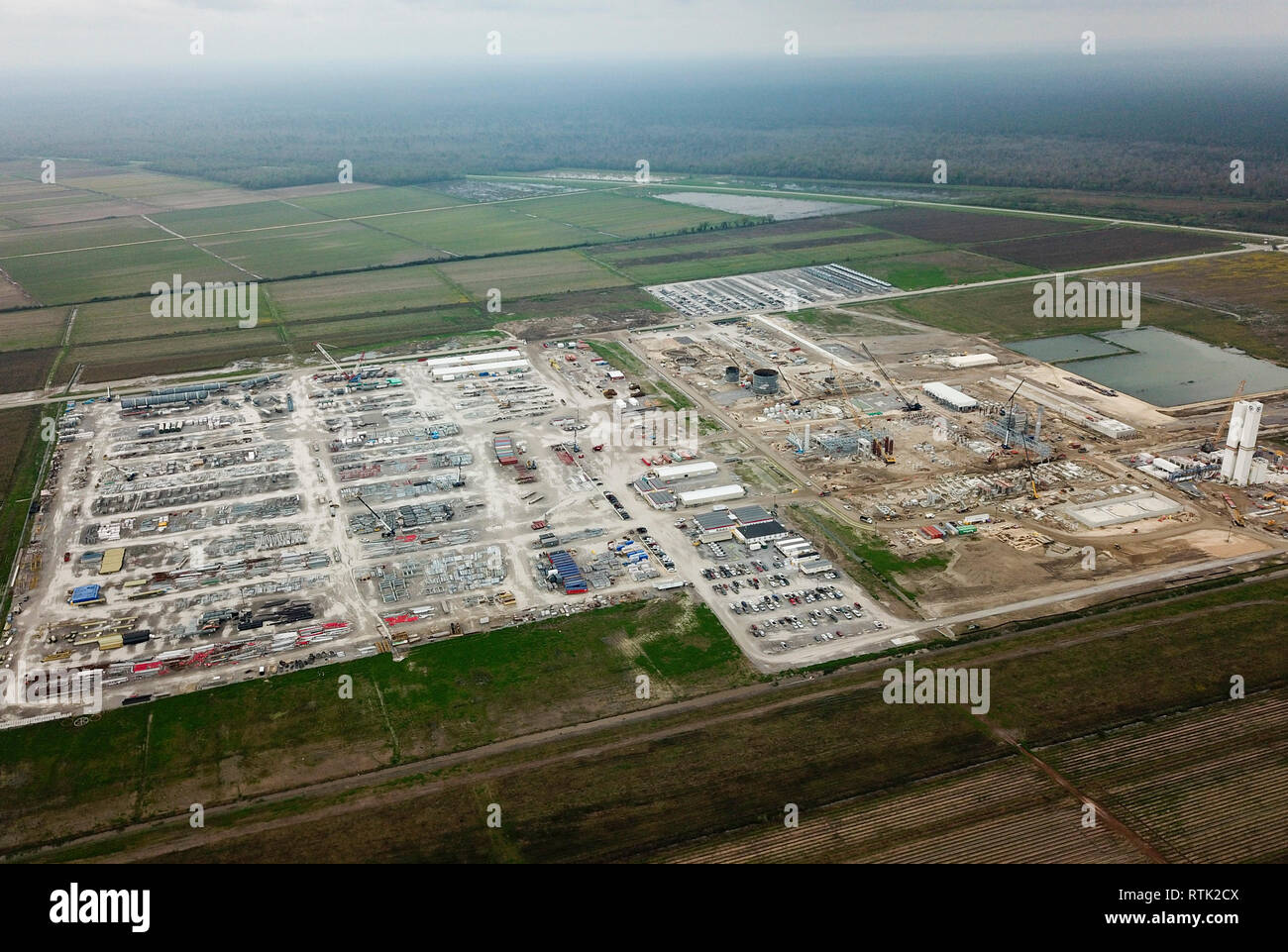 (190301) -- ST. JAMES PARISH (États-Unis), 1 mars 2019 (Xinhua) -- La photo prise le 28 février 2019 montre la construction de l'emplacement de Yuhuang méthanol du projet en St. James Parish, Louisiane, aux États-Unis. Le projet Yuhuang méthanol, le plus grand investissement nouveau dans le méthanol par une société chinoise dans le sud de l'état américain de la Louisiane, fait des progrès considérables dans sa construction, selon le Yuhuang Chemical Inc. (YCI) le vendredi. (Xinhua) Banque D'Images