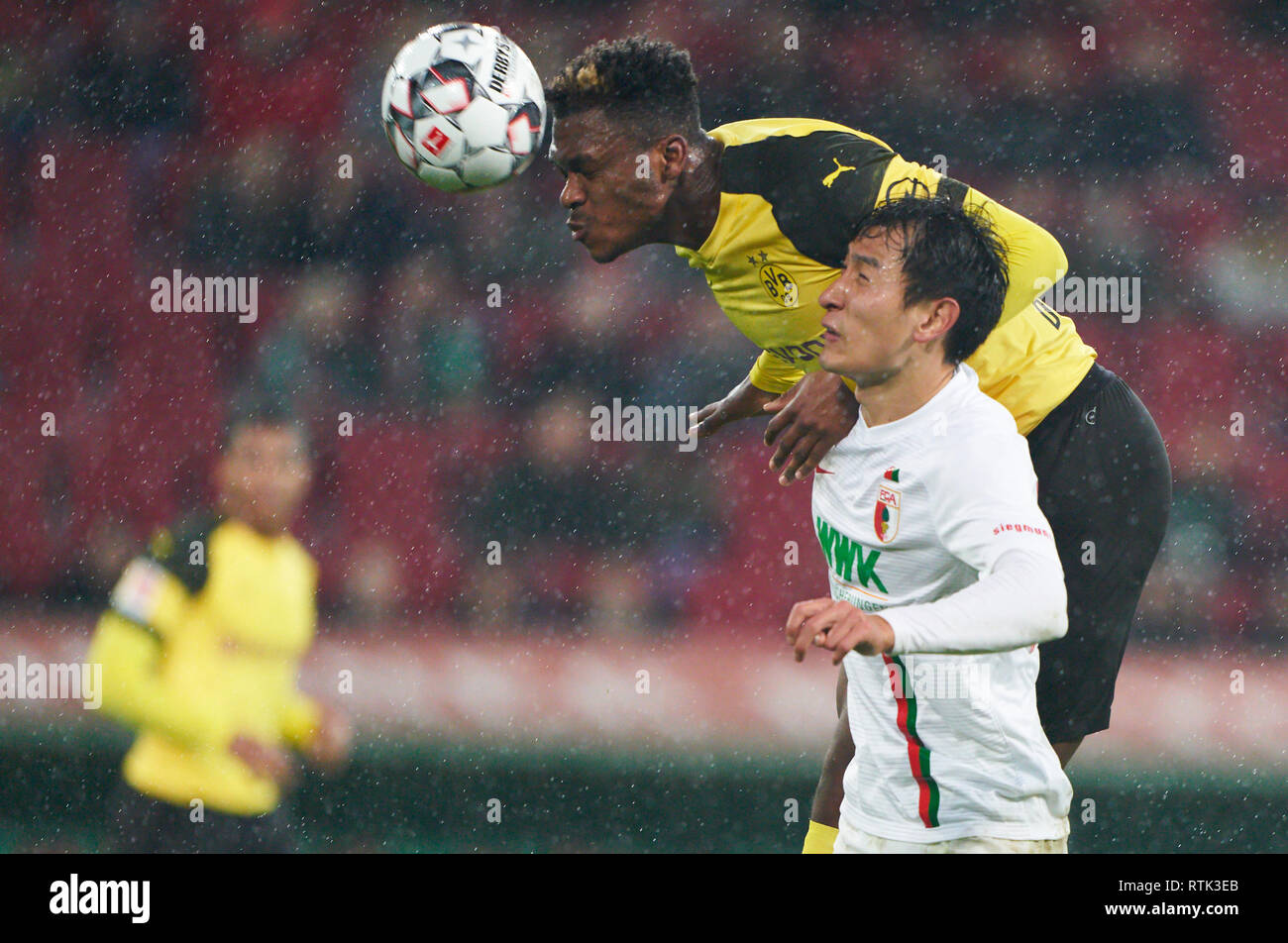 Augsburg, Allemagne. 06Th Mar, 2019. Dan-Axl ZAGADOU, BVB 2 concurrence pour la balle, s'attaquer, duel, l'en-tête, action, lutte contre Dong-Won JI, CAF 22 FC AUGSBURG - Borussia Dortmund 2-1 - DFL RÈGLEMENT INTERDIT TOUTE UTILISATION DES PHOTOGRAPHIES comme des séquences d'images et/ou quasi-vidéo - 1.German Soccer League, Augsbourg, Mars 1, 2019, Saison 2018/2019 journée 24, BVB, Bavaria Crédit : Peter Schatz/Alamy Live News Banque D'Images