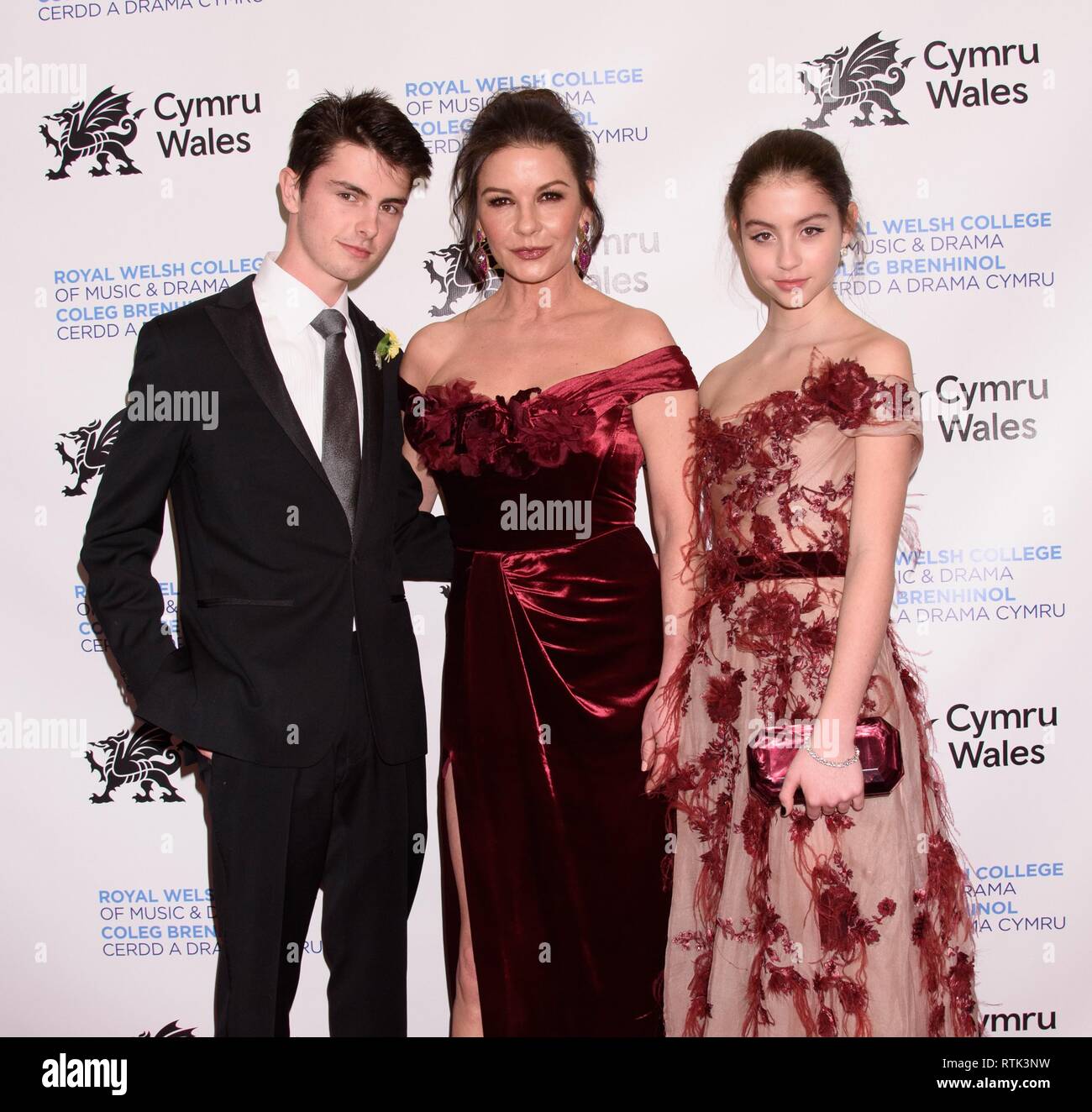 Catherine zeta jones dylan michael douglas et carys zeta douglas Banque