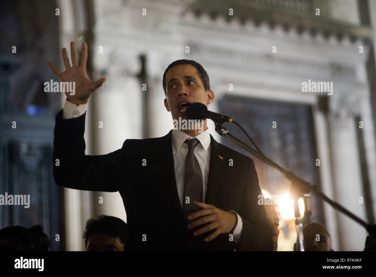 Buenos Aires, Argentine. 06Th Mar, 2019. L'auto-proclamé président intérimaire, Juan Guaido qui, de nombreux pays ont reconnu que la règle provisoire légitime du pays, parle avec des partisans à l'extérieur du ministère des Affaires étrangères à Buenos Aires, Argentine, le Vendredi, Mars 1, 2019. Guaido se rend dans les pays d'Amérique du Sud contre Nicolas Maduro Crédit : Mario De Fina/FotoArena/Alamy Live News Banque D'Images