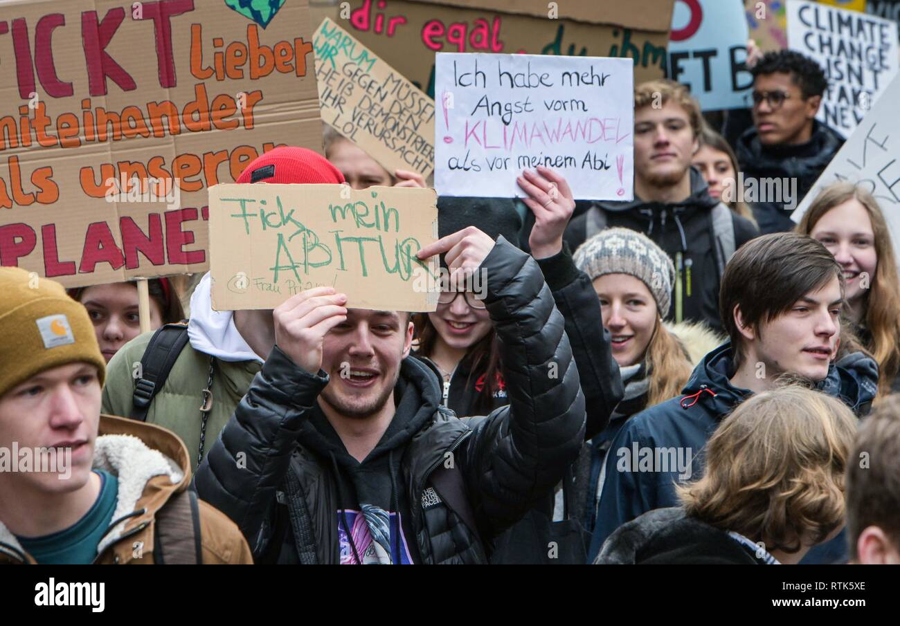 1 mars 2019 - Hambourg, Allemagne - Enfants à Hambourg Allemagne a refusé d'aller à l'école et de protestation pour plus d'action sur les politiques en matière de changement climatique. Celui-ci dit "F*ck mon certificat d'études secondaires" (Crédit Image : © Daniel Dohlus ZUMAPRESS.com)/ZUMA/fil Banque D'Images