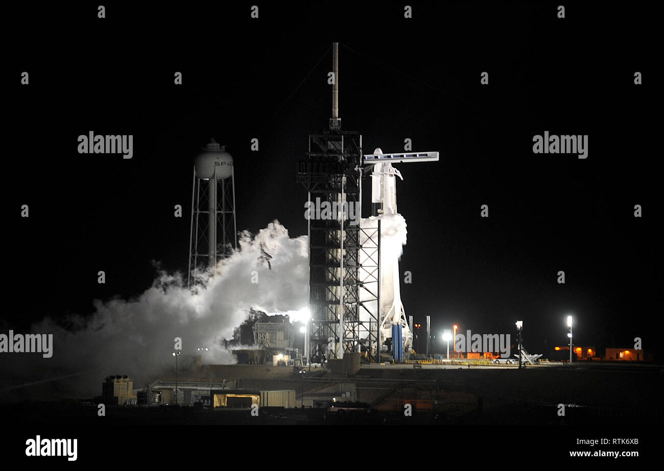 Au centre spatial Kennedy, en Floride, USA. 2e Mar 2019. Une fusée SpaceX Falcon 9 portant l'équipage sans pilote capsule Dragon est perçu avant le décollage de son premier vol, la démo-1 mission, le 2 mars à 2:49 h HNE à partir de 39A au Centre spatial Kennedy en Floride. (Paul Hennessy/Alamy) Crédit : Paul Hennessy/Alamy Live News Banque D'Images