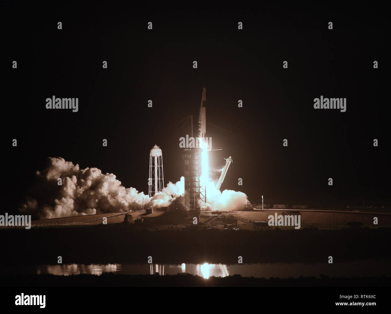 Au centre spatial Kennedy, en Floride, USA. 2e Mar 2019. Une fusée SpaceX Falcon 9 portant l'équipage sans pilote capsule Dragon lance avec succès son premier vol, la démo-1 mission, le 2 mars à 2:49 h HNE à partir de 39A au Centre spatial Kennedy en Floride. (Paul Hennessy/Alamy) Crédit : Paul Hennessy/Alamy Live News Banque D'Images