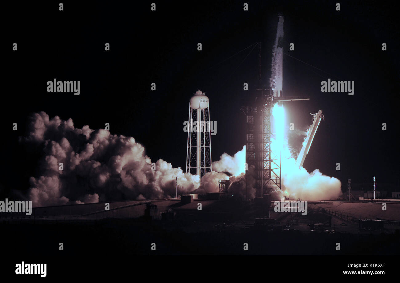 Au centre spatial Kennedy, en Floride, USA. 2e Mar 2019. Une fusée SpaceX Falcon 9 portant l'équipage sans pilote capsule Dragon lance avec succès son premier vol, la démo-1 mission, le 2 mars à 2:49 h HNE à partir de 39A au Centre spatial Kennedy en Floride. (Paul Hennessy/Alamy) Crédit : Paul Hennessy/Alamy Live News Banque D'Images