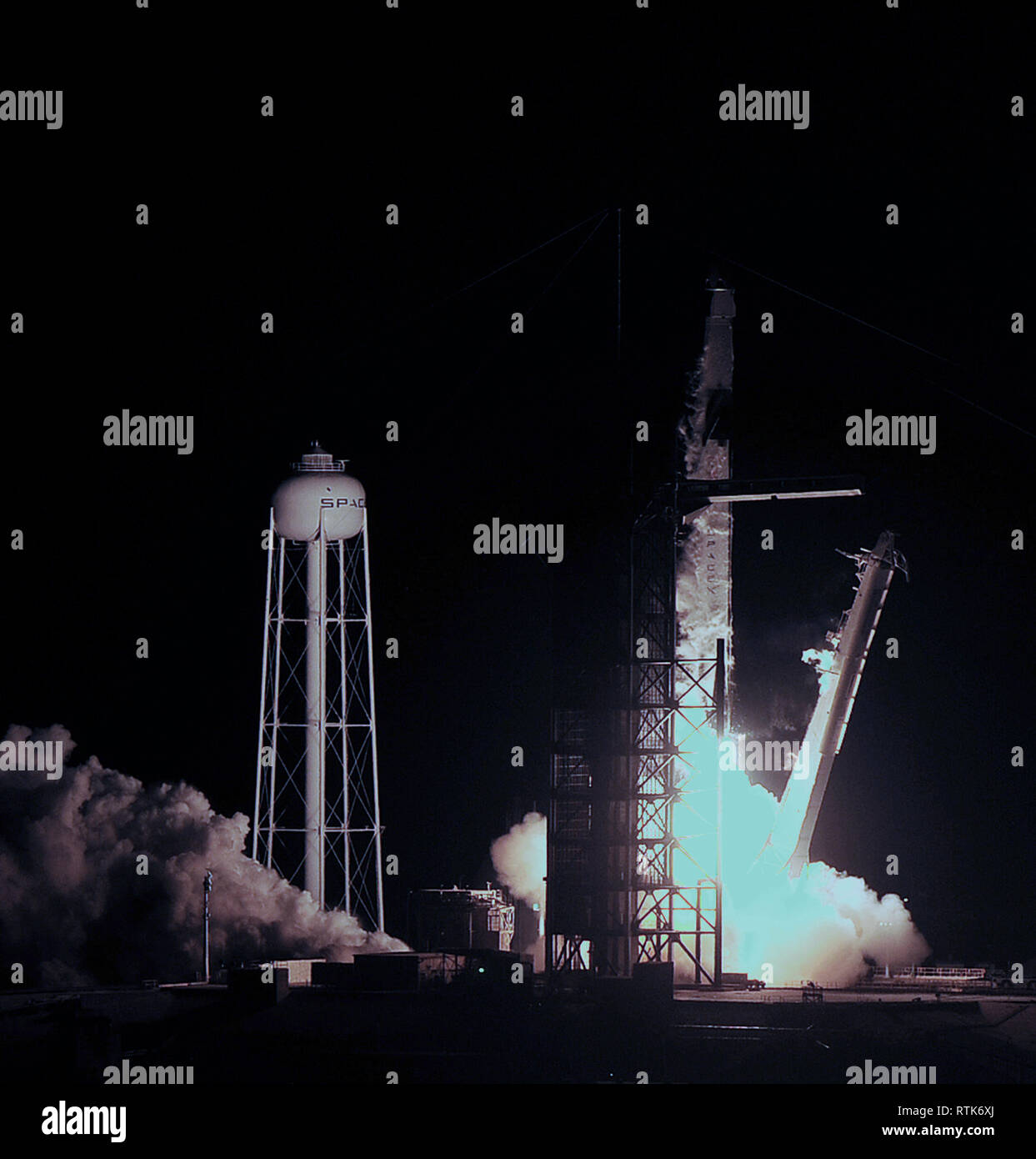 Au centre spatial Kennedy, en Floride, USA. 2e Mar 2019. Une fusée SpaceX Falcon 9 portant l'équipage sans pilote capsule Dragon lance avec succès son premier vol, la démo-1 mission, le 2 mars à 2:49 h HNE à partir de 39A au Centre spatial Kennedy en Floride. (Paul Hennessy/Alamy) Crédit : Paul Hennessy/Alamy Live News Banque D'Images