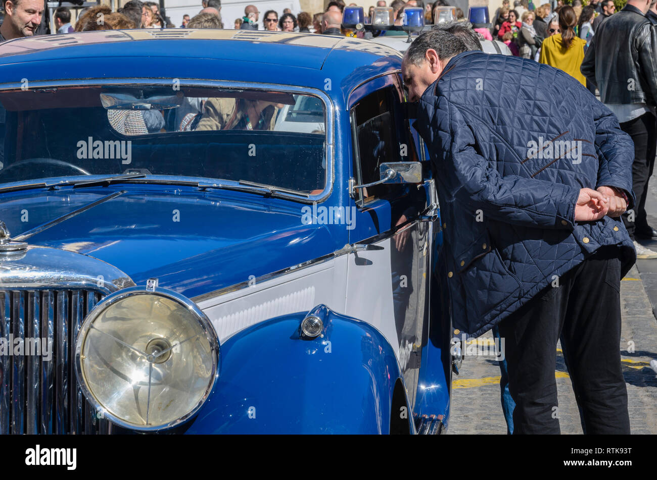 Cuenca, Espagne. 2 mars, 2019. Cuenca carnaval festivités avec antiquités voiture, Mayor 2 mars 2019, la ville de Cuenca, Espagne, le 2 mars 2019. Credit : Enrique Davó/Alamy live news. Banque D'Images