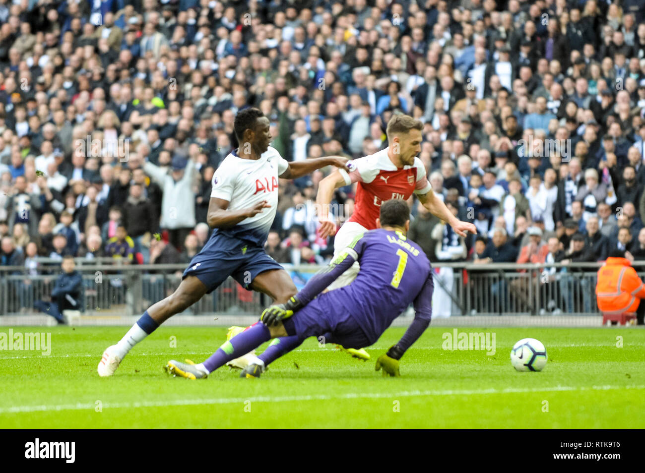 Londres, Royaume-Uni. 2 mars 2019. Aaron Ramsey d'Arsenal marque son premier but durant le match de championnat entre Arsenal et Tottenham Hotspur au stade de Wembley, Londres, Angleterre le 2 mars 2019. Photo par Adamo Di Loreto. Usage éditorial uniquement, licence requise pour un usage commercial. Aucune utilisation de pari, de jeux ou d'un seul club/ligue/dvd publications. Banque D'Images