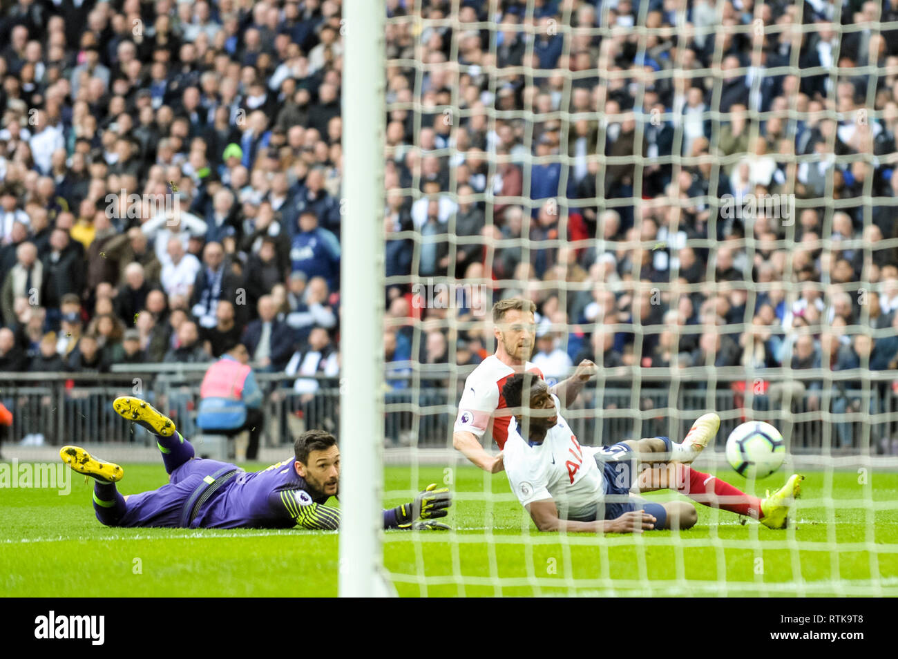 Londres, Royaume-Uni. 2 mars 2019. Aaron Ramsey d'Arsenal marque son premier but durant le match de championnat entre Arsenal et Tottenham Hotspur au stade de Wembley, Londres, Angleterre le 2 mars 2019. Photo par Adamo Di Loreto. Usage éditorial uniquement, licence requise pour un usage commercial. Aucune utilisation de pari, de jeux ou d'un seul club/ligue/dvd publications. Banque D'Images