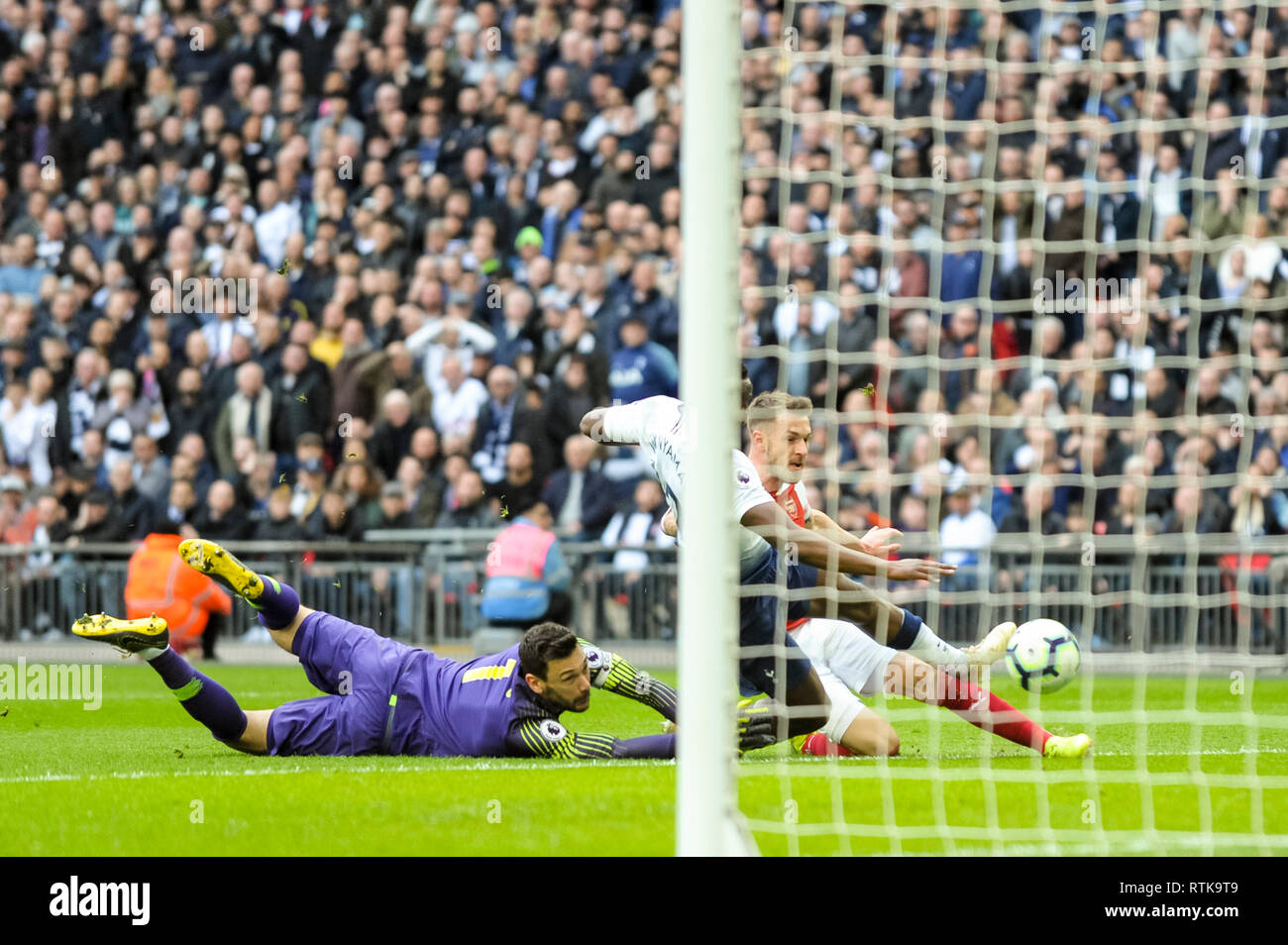 Londres, Royaume-Uni. 2 mars 2019. Aaron Ramsey d'Arsenal marque son premier but durant le match de championnat entre Arsenal et Tottenham Hotspur au stade de Wembley, Londres, Angleterre le 2 mars 2019. Photo par Adamo Di Loreto. Usage éditorial uniquement, licence requise pour un usage commercial. Aucune utilisation de pari, de jeux ou d'un seul club/ligue/dvd publications. Banque D'Images