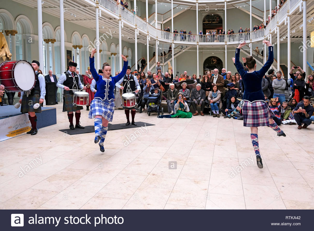 Edinburgh, Royaume-Uni. 2 mars 2019. Scottish Highland Dancers performing avec le Stockbridge Pipe Band au Musée National d'Écosse Grande Galerie, une partie de l'Edinburgh Festival Iranien, célébrant la culture iranienne et l'intégration des communautés. Credit : Craig Brown/Alamy Live News Banque D'Images