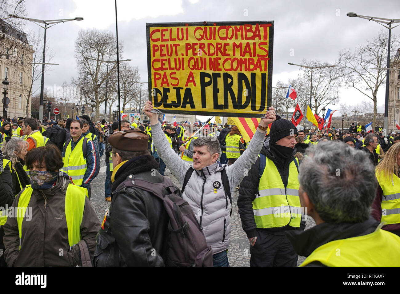 La France. 2 mars 2019. 16e vague de protestations jaune, à partir de la Place de l'Etoile, puis Champs Elysées, Avenue Montaigne, Iena, jusqu'au Trocadéro. Credit : Roger Ankri/Alamy Live News Banque D'Images