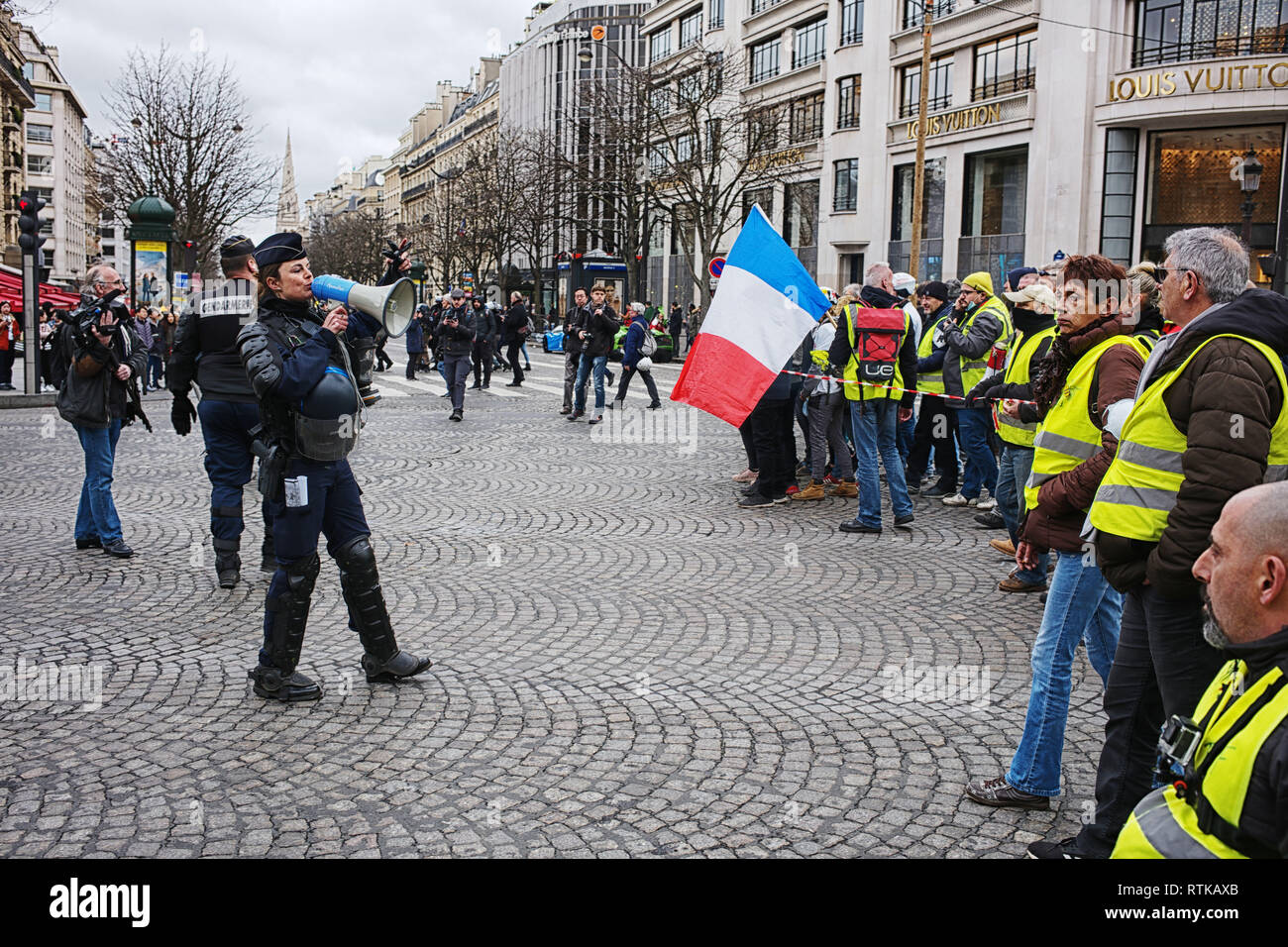 La France. 2 mars 2019. 16e vague de protestations jaune, à partir de la Place de l'Etoile, puis Champs Elysées, Avenue Montaigne, Iena, jusqu'au Trocadéro. Contact entre les manifestants et la police. Credit : Roger Ankri/Alamy Live News Banque D'Images