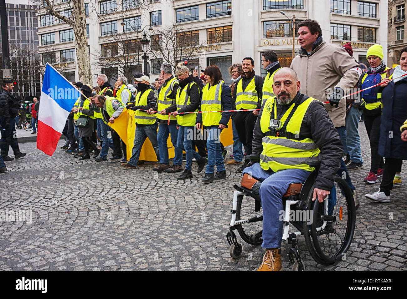 La France. 2 mars 2019. 16e vague de protestations jaune, à partir de la Place de l'Etoile, puis Champs Elysées, Avenue Montaigne, Iena, jusqu'au Trocadéro. Les visages des manifestants et des portraits. Credit : Roger Ankri/Alamy Live News Banque D'Images