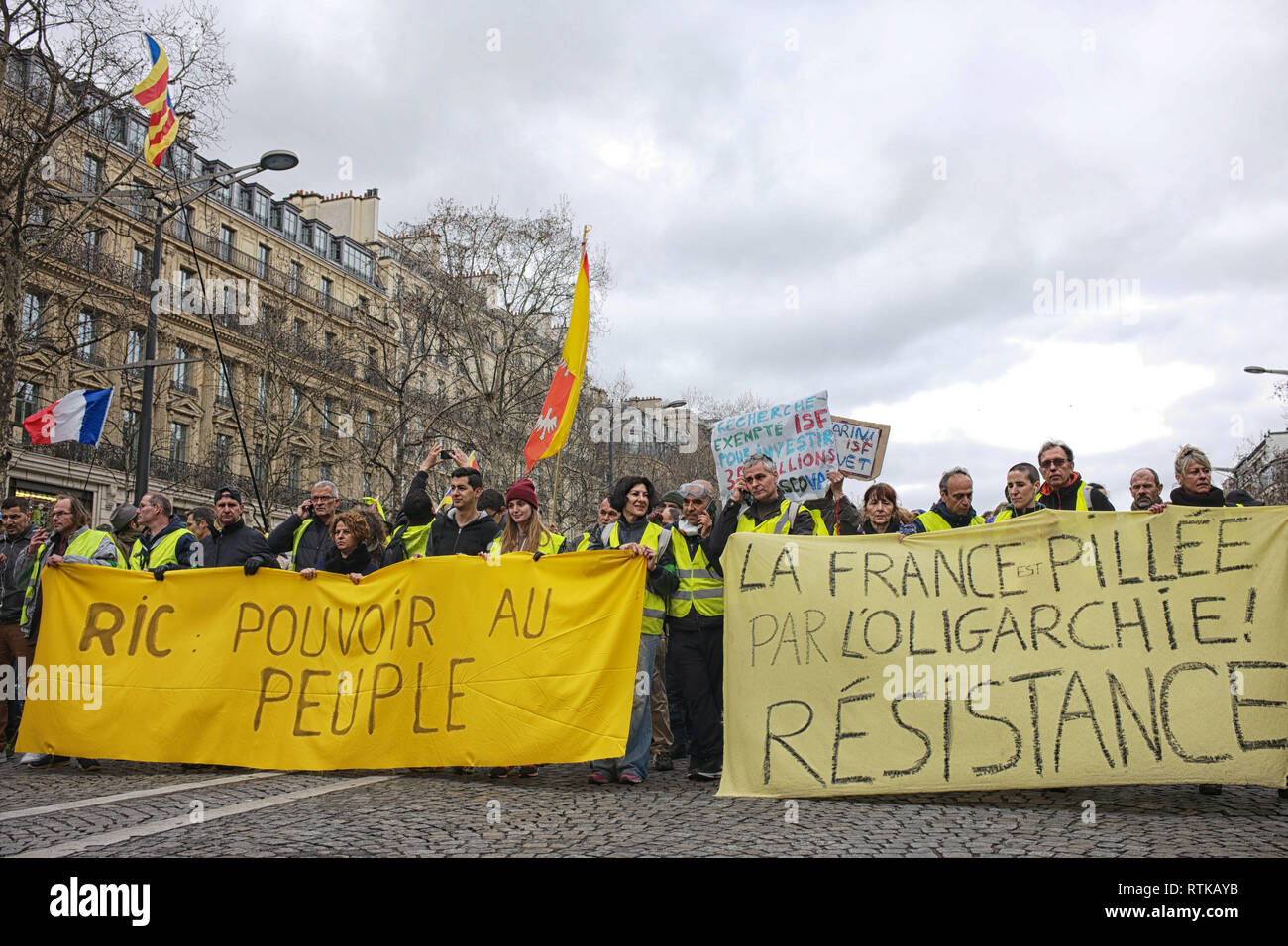 La France. 2 mars 2019. 16e vague de protestations jaune, à partir de la Place de l'Etoile, puis Champs Elysées, Avenue Montaigne, Iena, jusqu'à Trocadéro., chef de l'corteges.. Credit : Roger Ankri/Alamy Live News Banque D'Images