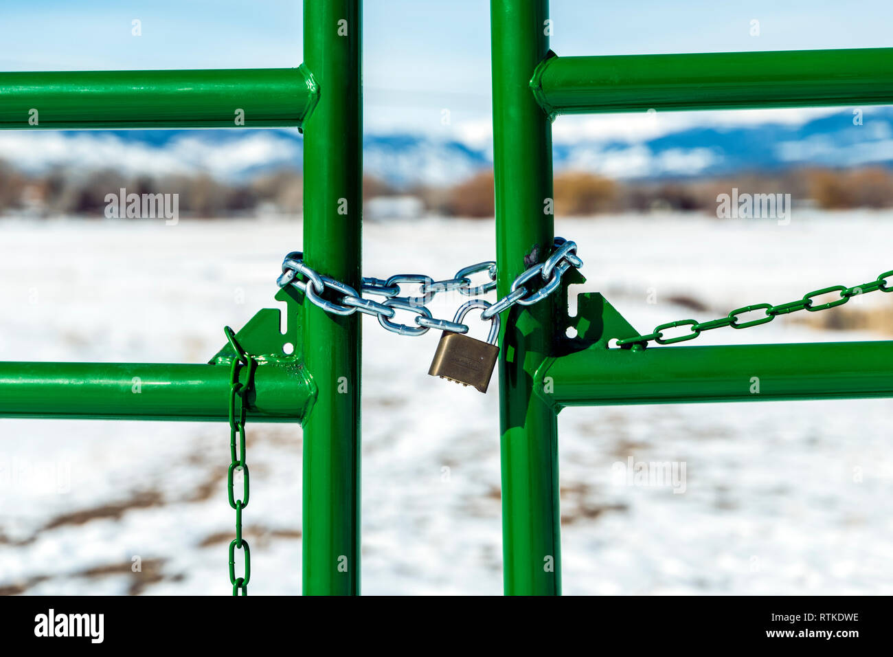 Avec un cadenas verrouillé la porte du ranch & chain ; centre du Colorado, USA Banque D'Images