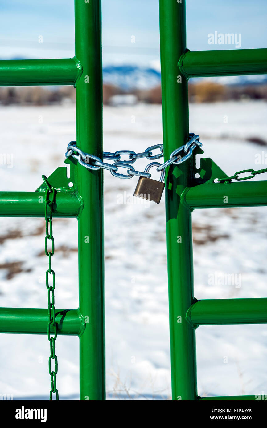 Avec un cadenas verrouillé la porte du ranch & chain ; centre du Colorado, USA Banque D'Images