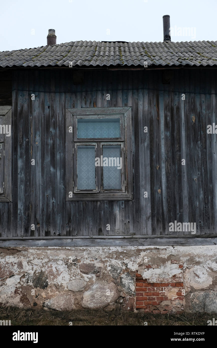 Une vieille maison en bois dans la ville de Mir, dans le district de Karelicy la voblast de Hrodna, en Biélorussie Banque D'Images