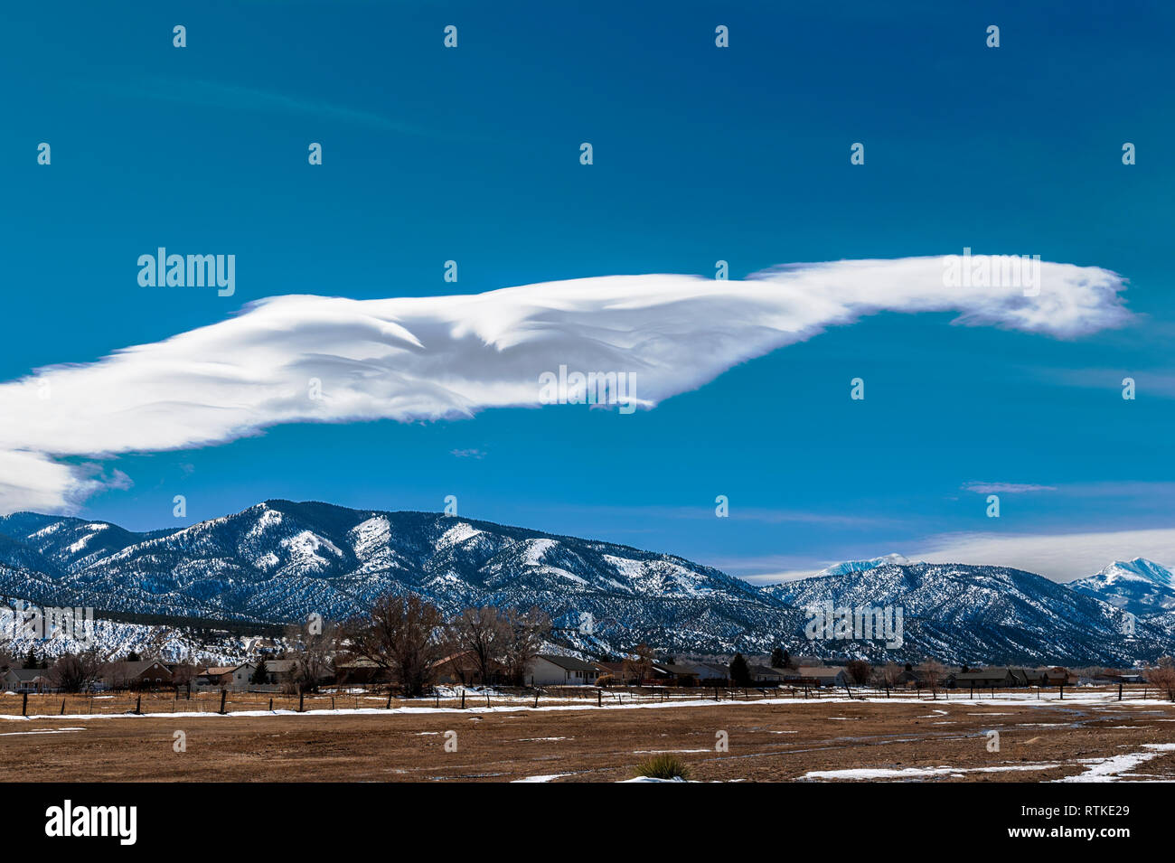 Les formations de nuages inhabituels contre ciel bleu cobalt plus Rocheuses du Colorado ; USA ; Banque D'Images