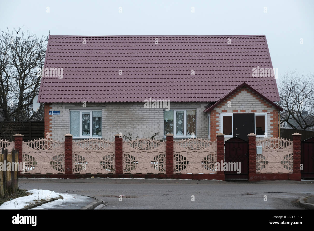 Une maison en brique typique dans la ville de Mir, dans le district de Karelicy la voblast de Hrodna, en Biélorussie Banque D'Images