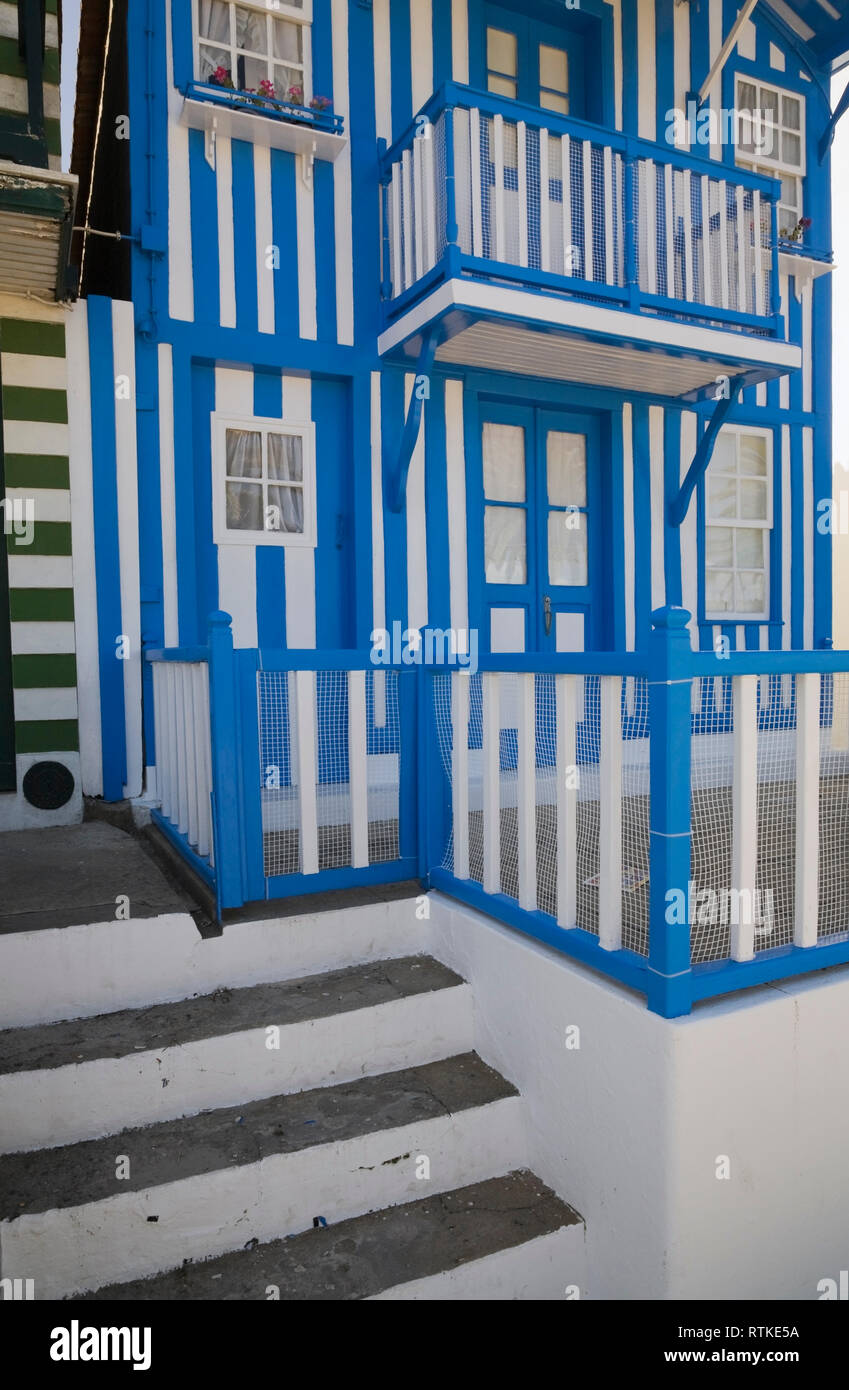 Une maison bleue et blanche à Costa Nova, Aveiro, Portugal, Europe Banque D'Images