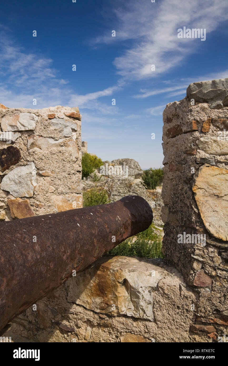 Cannon visant à travers le parapet de l'ancienne forteresse de pierre de Marvao, Portugal, Europe Banque D'Images