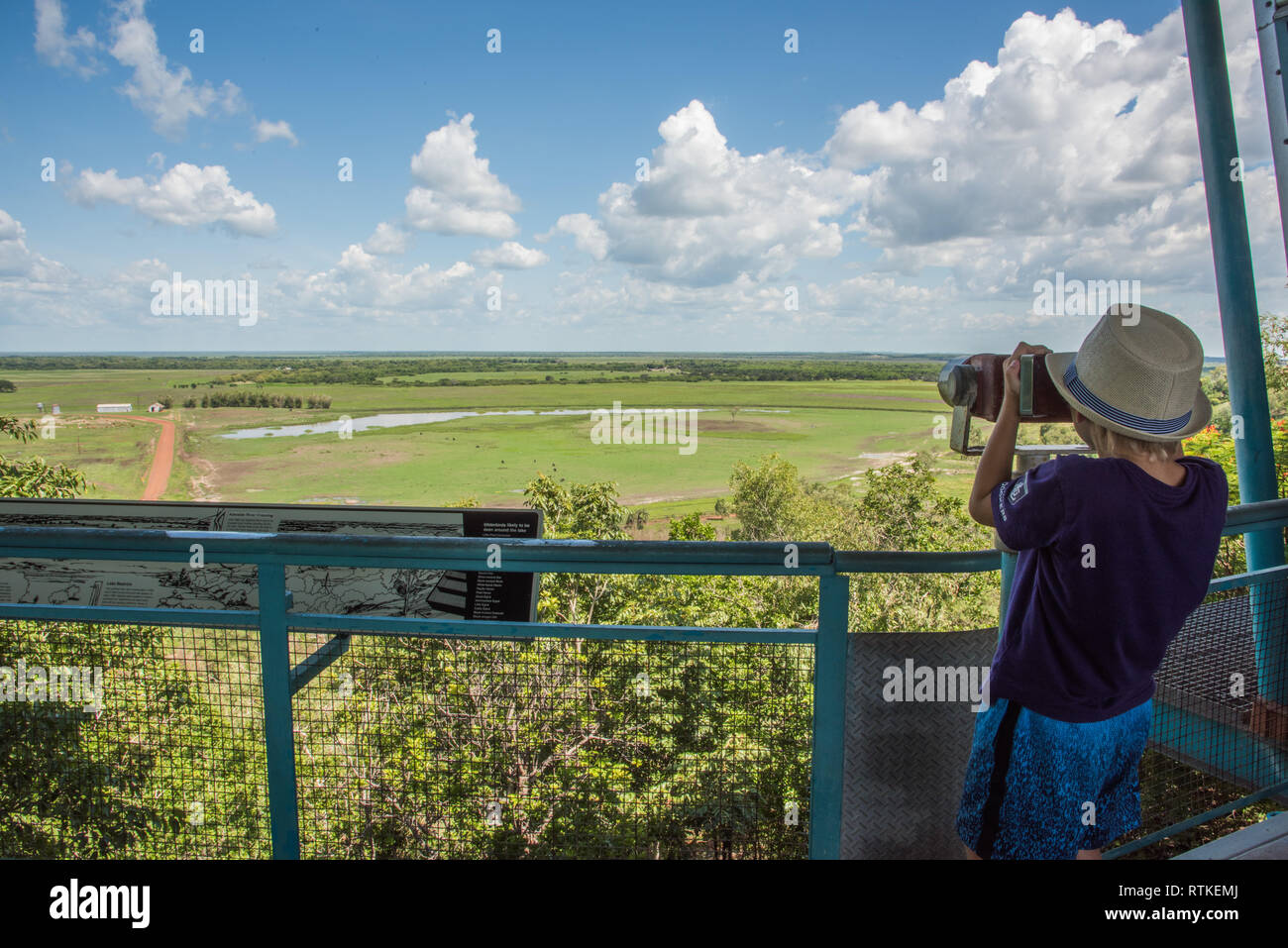 Point milieu, Territoire du Nord, Australia-December 30,2017 : les touristes à la recherche par le biais d'un ​Viewfinder point milieu en milieu rural, Territoire du Nord, Australie Banque D'Images