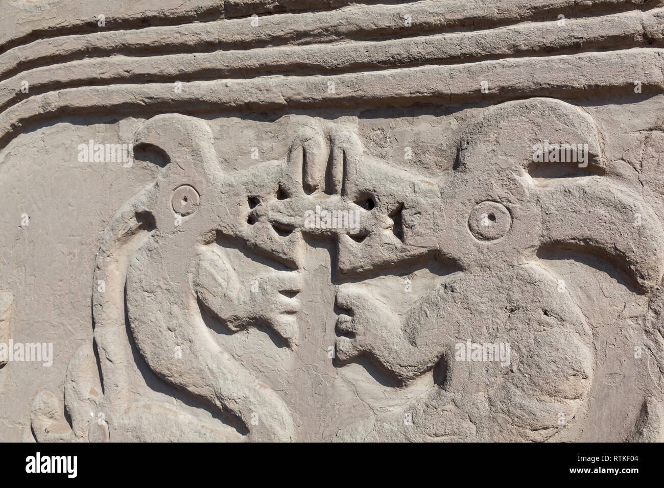 Huaca ou Temple du Dragon ou l'Arc en Ciel. Bâtiment religieux de la culture Chimu construit en adobe avec ses murs sculptés de divers motifs tels un Banque D'Images