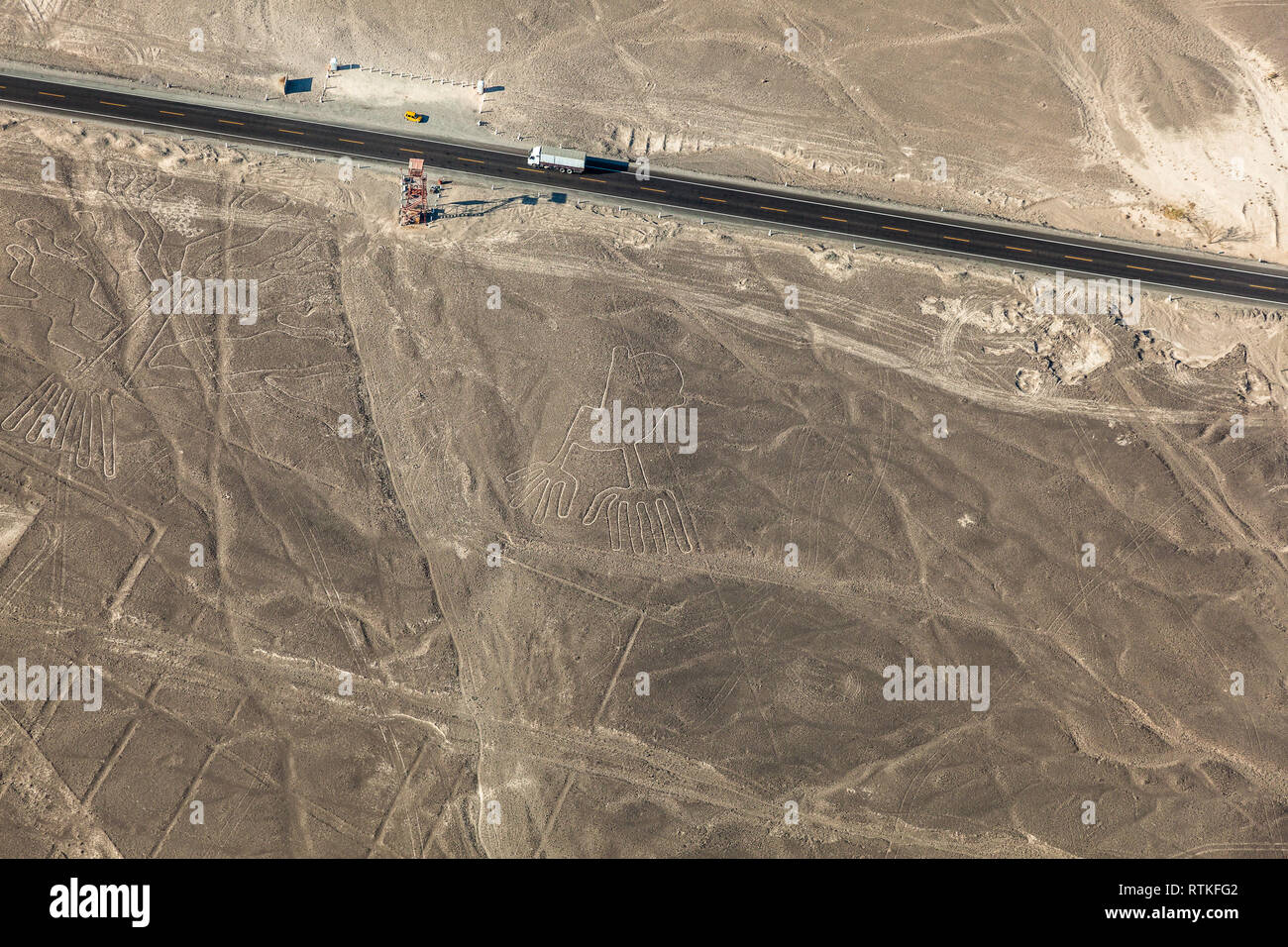 Vue aérienne des lignes de Nazca, les mains et des arbres, à côté de la route et tour d'observation, Pérou Banque D'Images