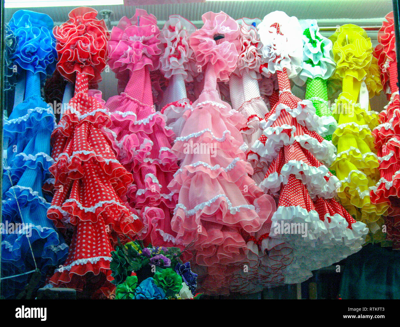 Robes de flamenco multicolore dans une vitrine à Madrid, Espagne Banque D'Images