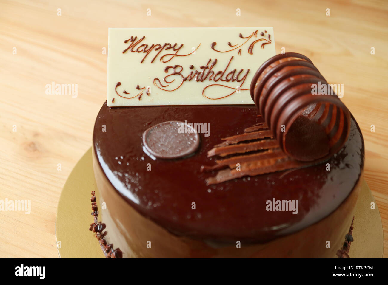 Chocolat Blanc Cremeux Recouvert De Cartes De Souhaits D Anniversaire Sur La Mousse Au Chocolat Sur La Table En Bois Photo Stock Alamy Chocolat Blanc Cremeux Recouvert De Cartes De Souhaits D Anniversaire Sur La Mousse Au Chocolat Sur La Table En Bois Photo Stock Alamy