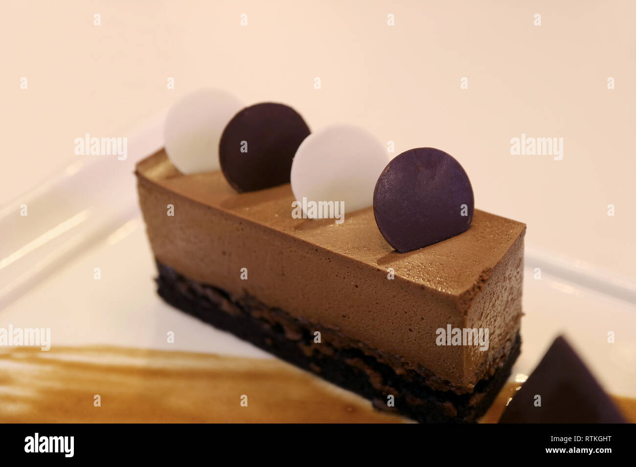 Gâteau mousse au chocolat délicieux servi sur plaque blanche Banque D'Images