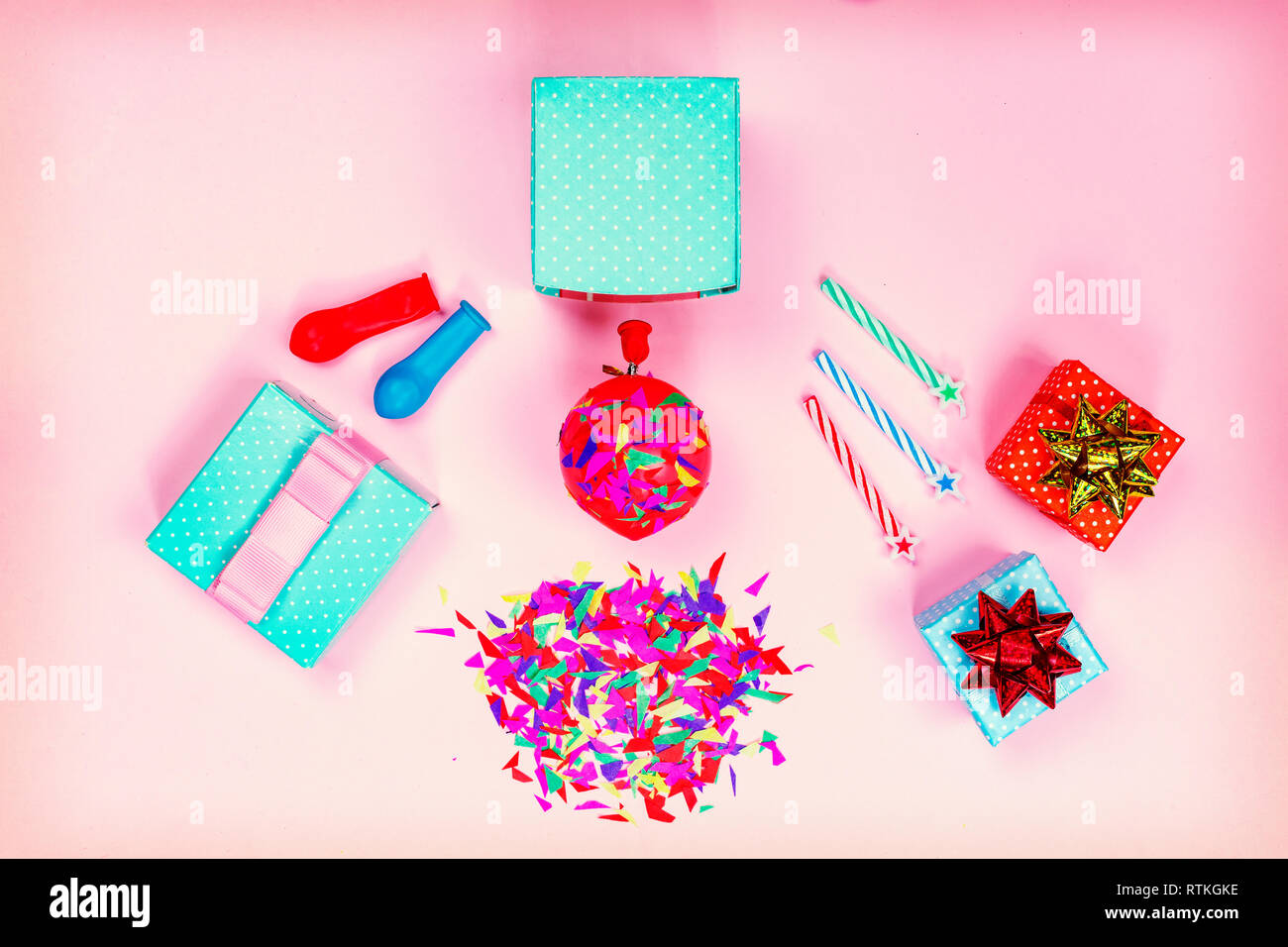 Concept Fete D Anniversaire Boites Cadeaux Rouge Et Or Bow Ballons Bonbons Colores Sur Un Fond Minimaliste Pastel Rose Mise A Plat Photo Stock Alamy