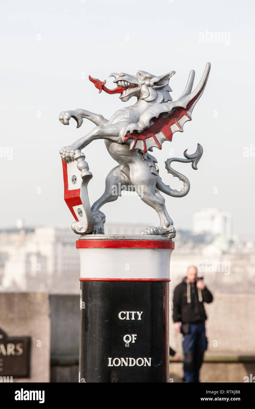 Ville de Londres,CBD,Dragon,argent,limite,sur,entrée ,sud,FIN,de Blackfriars Bridge,avec,fer à repasser,statue,statues,Londres,Angleterre,English,UK,G.B., Banque D'Images